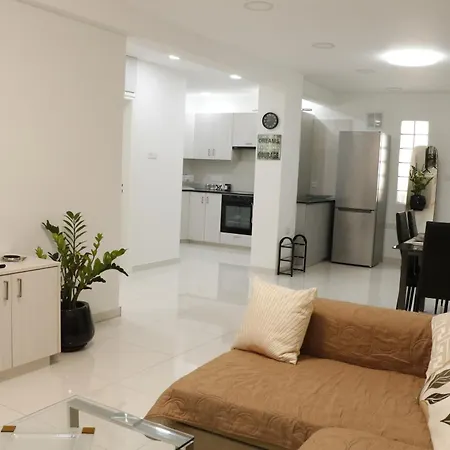 Spacious Apartment, Near Pinikoudes Lárnaca
