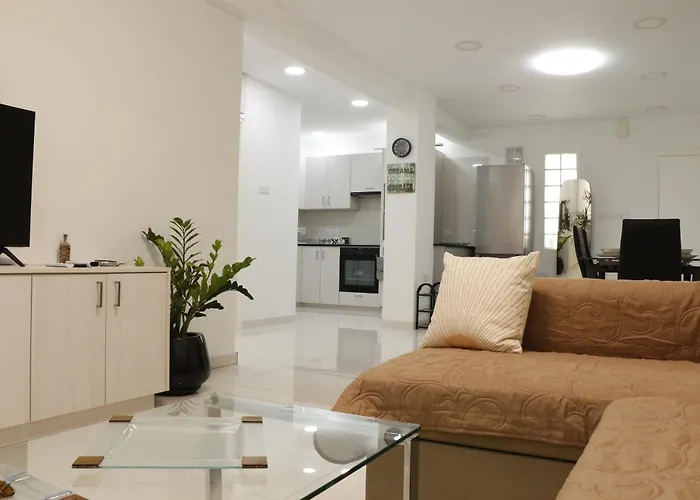 Spacious Apartment, Near Pinikoudes Appartamento Larnaca