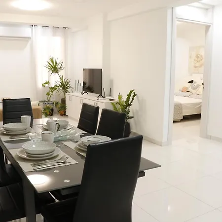 Spacious Apartment, Near Pinikoudes