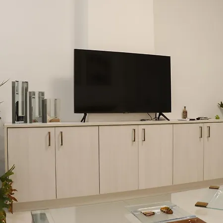 Spacious Apartment, Near Pinikoudes Apartman