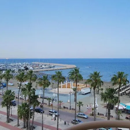 Spacious Apartment, Near Pinikoudes