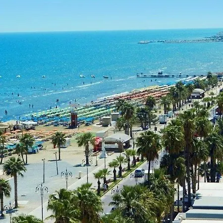 Spacious Apartment, Near Pinikoudes Apartment Larnaca