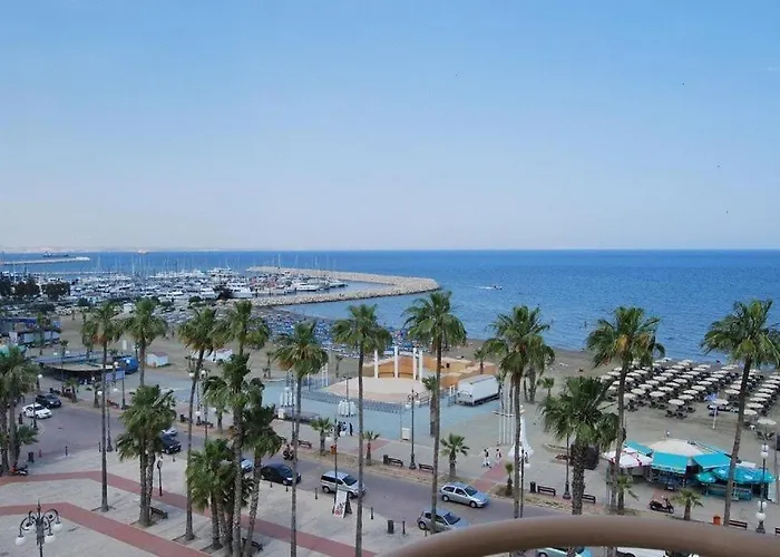 Spacious Apartment, Near Pinikoudes