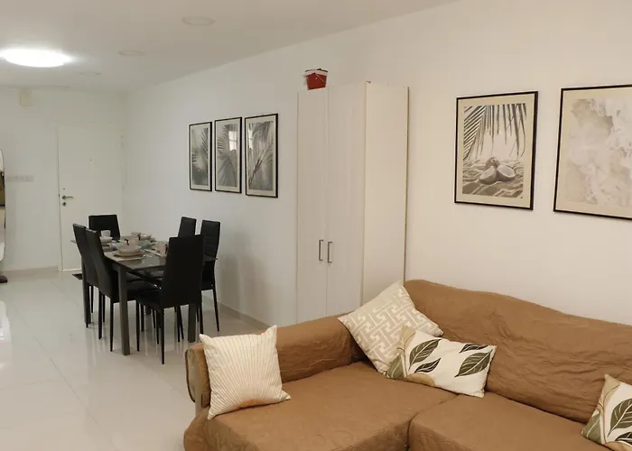 Spacious Apartment, Near Pinikoudes Lárnaca