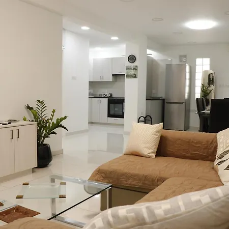 Apartman Spacious Apartment, Near Pinikoudes Lárnaka