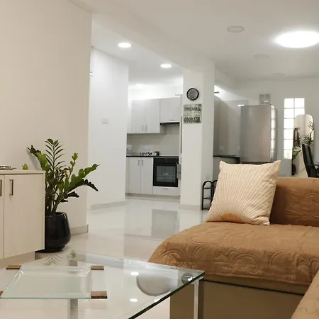Spacious Apartment, Near Pinikoudes Appartement Larnaca