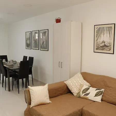 Spacious Apartment, Near Pinikoudes Lárnaka